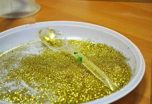 Золотий глітер - магічний елемент декорування ялинкової кулі